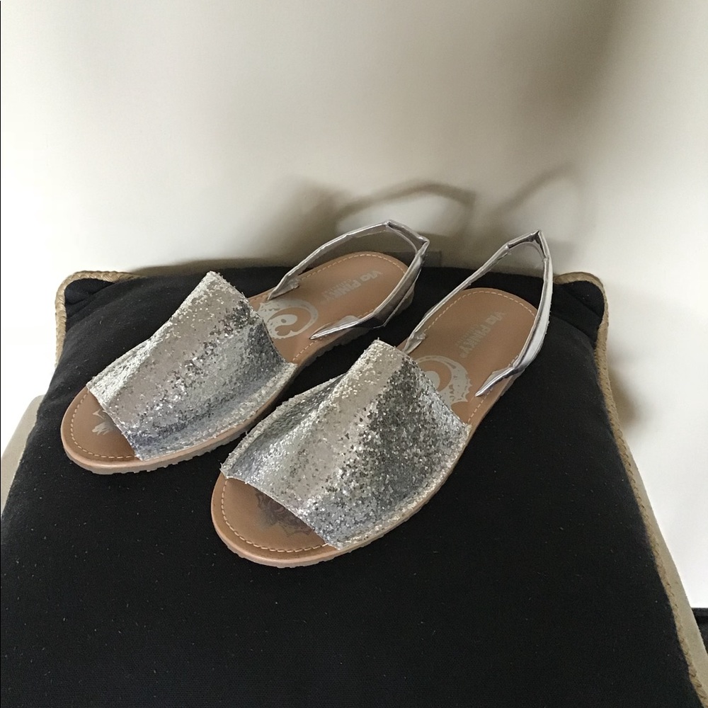 NWOT Via Pinky Silver Sparkly Sling-Backs Sz. 7.5